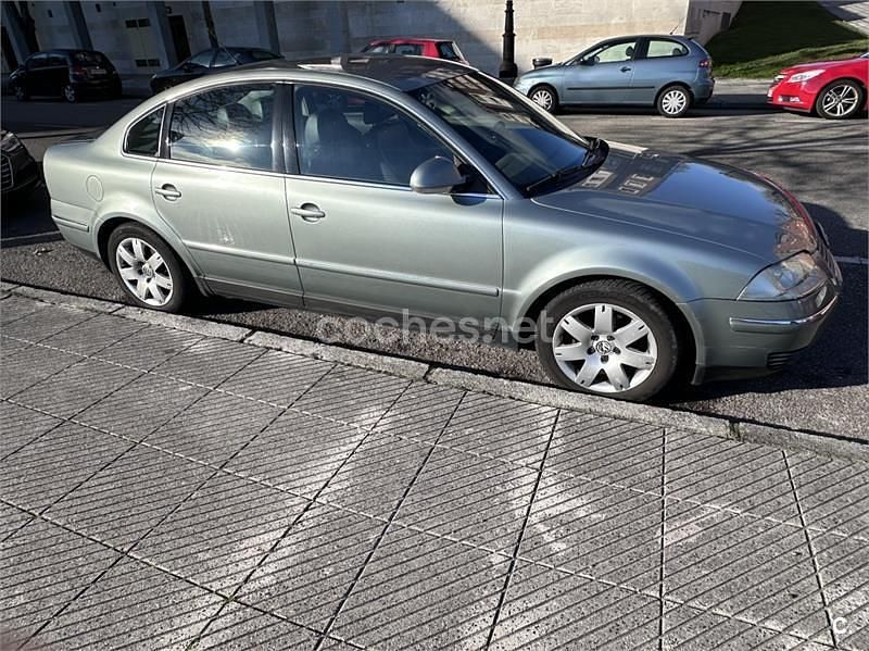 Usado VW Passat Highline 130 CV (95 kW) 2004 Gris / plata Berlina