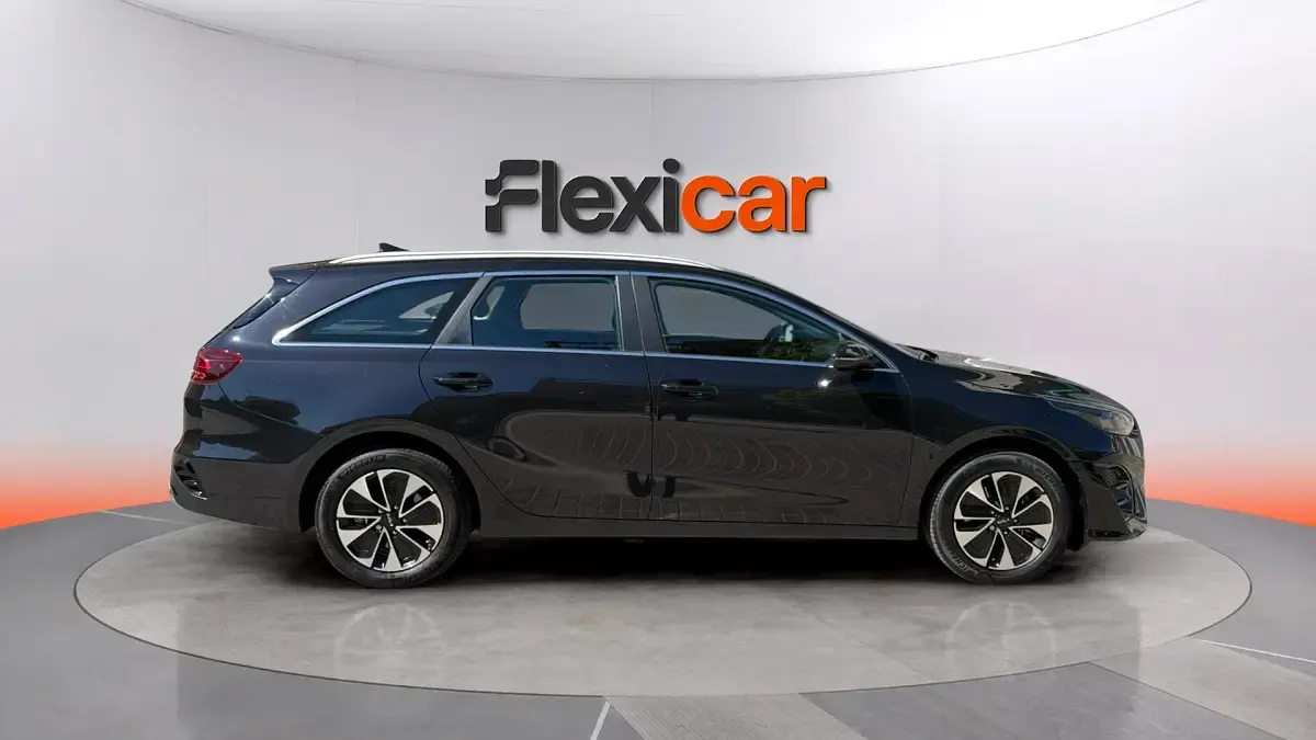 Usado Kia Ceed 141 CV (103 kW) 2025 Negro Utilitario