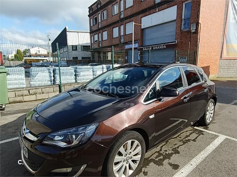 Usado Opel Astra Excellence 110 CV (80 kW) 2013 Marrón Berlina