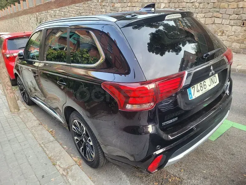 Usado Mitsubishi Outlander P-HEV 203 CV (149 kW) 2016 Negro SUV
