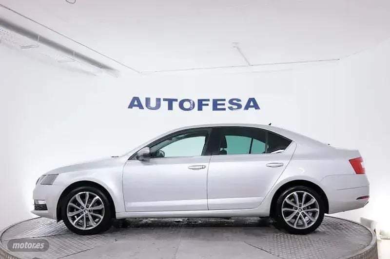 Usado Skoda Octavia 150 CV (110 kW) 2019 Plateado Berlina