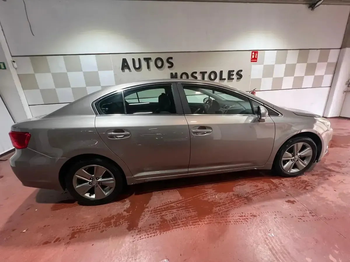 Usado Toyota Avensis Executive 124 CV (91 kW) 2015 Beige Berlina