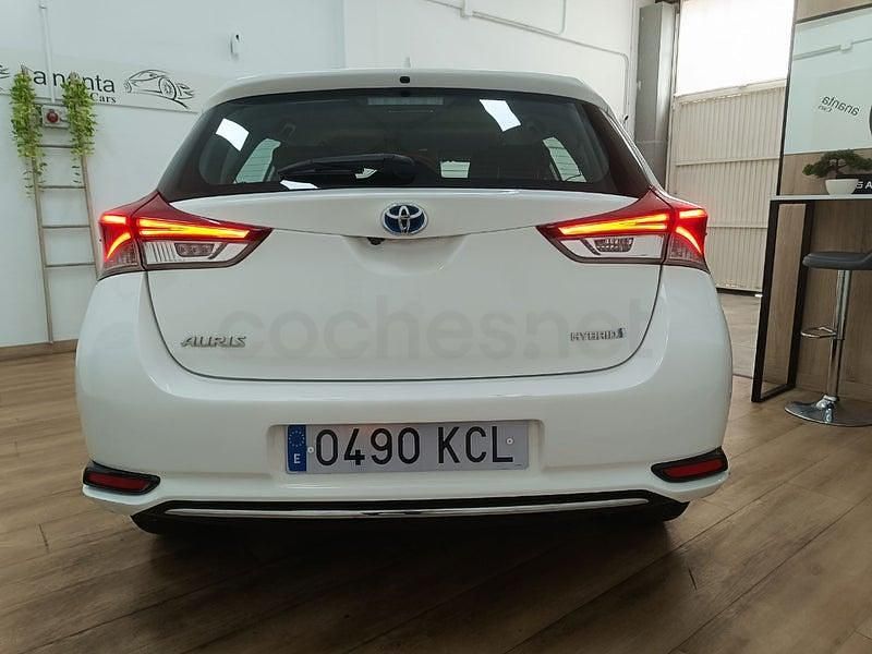 Usado Toyota Auris Hybrid Advance 136 CV (100 kW) 2017 Blanco Berlina