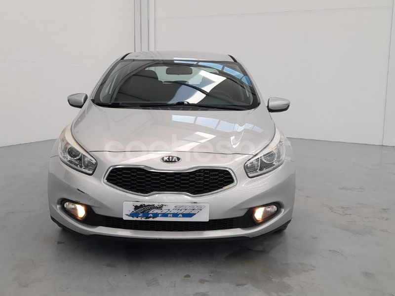Gris / plata Usado 2012 Kia Ceed GT Berlina | 8500 € (Caro) - Imagen 1/4
