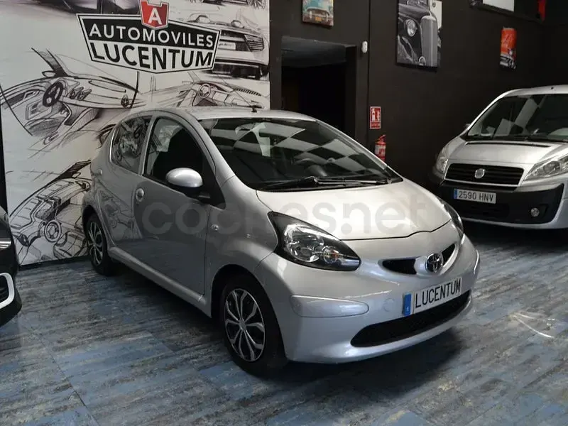 Usado Toyota Aygo 68 CV (50 kW) 2008 Gris / plata Utilitario