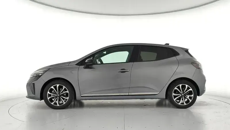 Käytetty Renault Clio V Techno 145 HP (106 kW) 2025 Harmaa Sedan