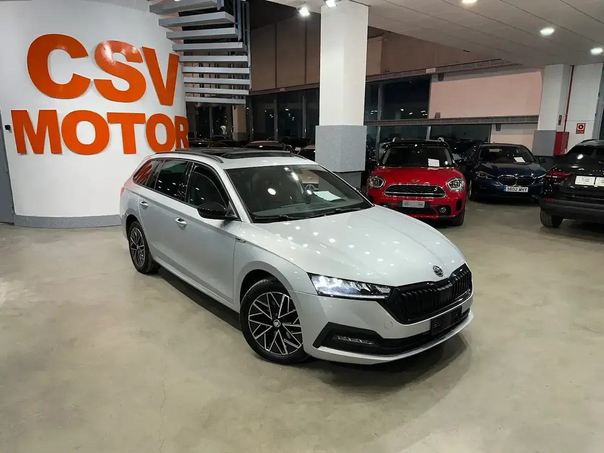 Usado Skoda Octavia Ambition 245 CV (180 kW) 2022 Gris / plata Utilitario