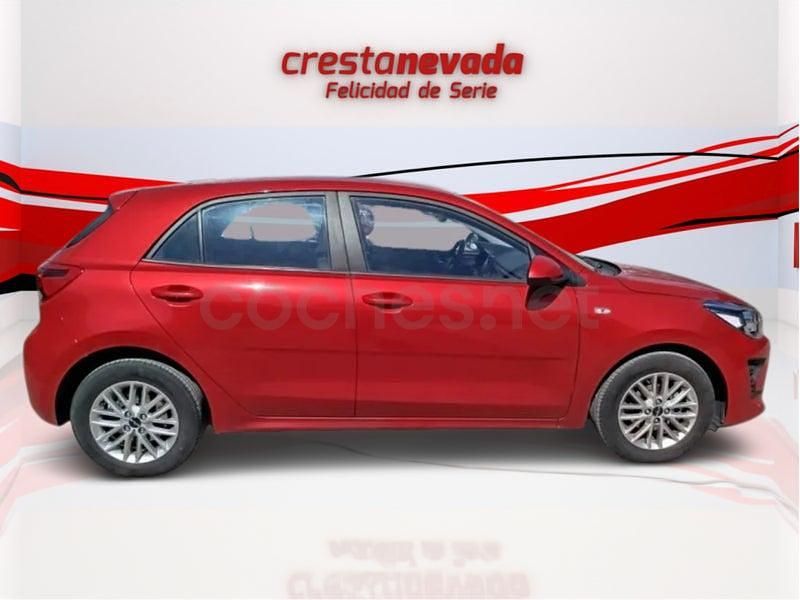 Usado Kia Rio 84 CV (61 kW) 2022 Rojo Berlina