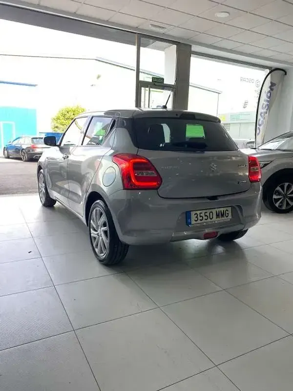 Usado Suzuki Swift 83 CV (61 kW) 2023 Gris Utilitario