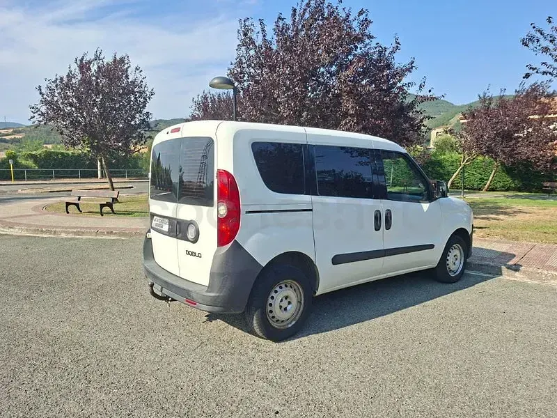 Usado Fiat Doblò Active 90 CV (66 kW) 2011 Blanco Monovolumen
