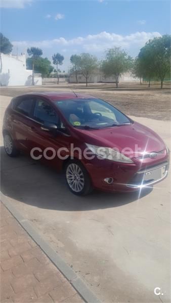 Granate Usado 2011 Ford Fiesta Titanium Utilitario | 3950 € (Precio justo) - Imagen 1/4