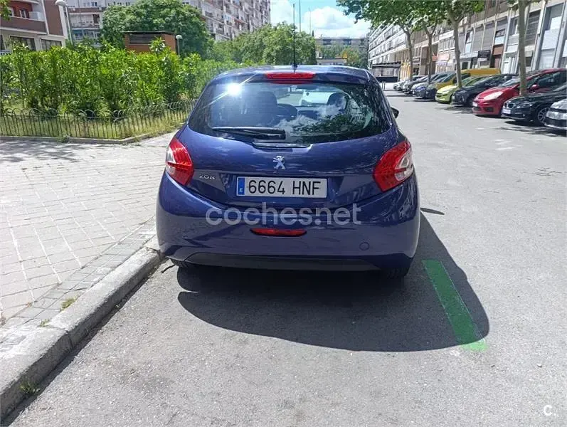 Usado Peugeot 208 Active 68 CV (50 kW) 2012 Violeta / lila Utilitario
