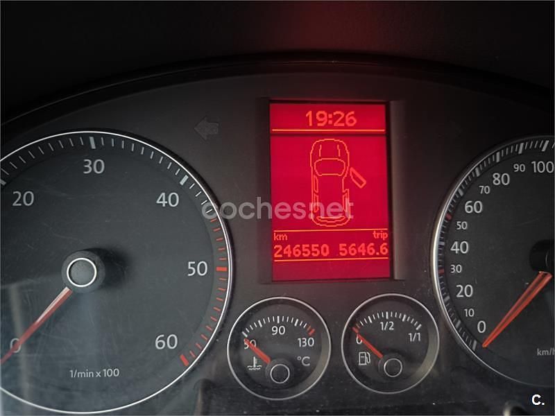 Usado VW Touran Advance 140 CV (102 kW) 2010 Gris / plata Monovolumen