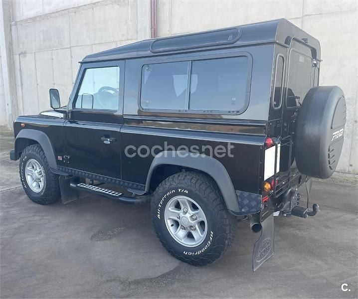 Usado Land Rover Defender SE 122 CV (89 kW) 2010 Negro Familiar