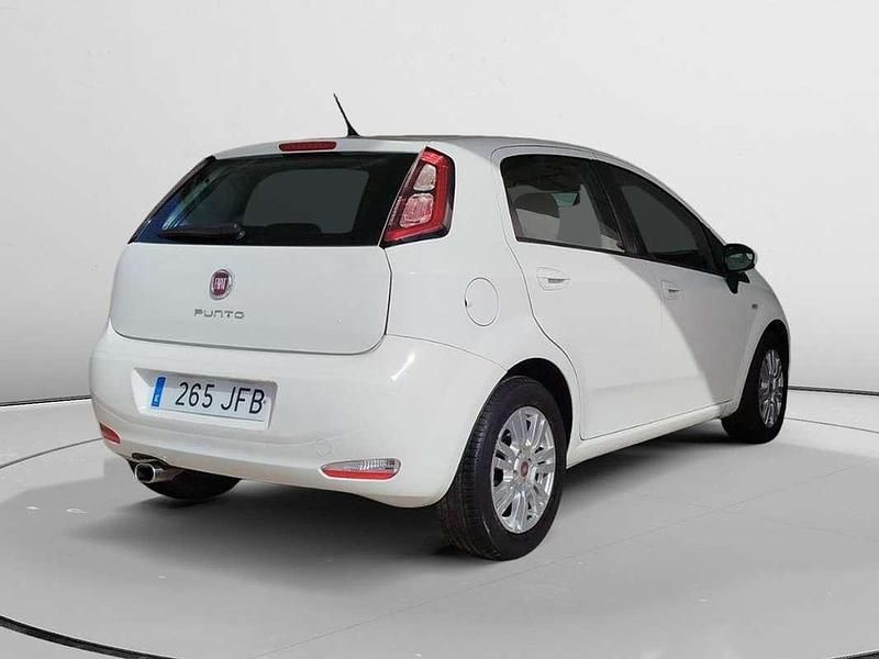 Usado Fiat Punto Young 75 CV (55 kW) 2015 Blanco Utilitario