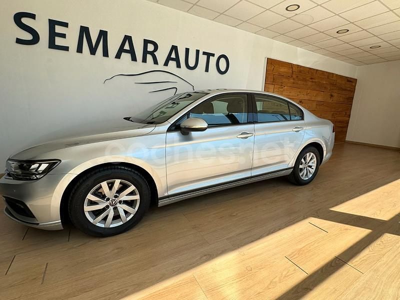 Gris / plata Usado 2021 VW Passat Business Berlina | 21.990 € (Precio justo) - Imagen 1/4