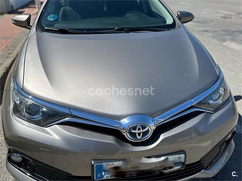 Usado Toyota Auris Hybrid Active 136 CV (100 kW) 2015 Beige Berlina