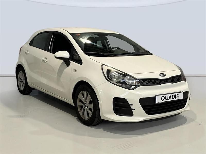 Usado Kia Rio Plus 84 CV (61 kW) 2017 Blanco Berlina