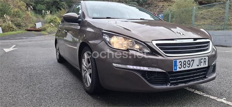 Usado Peugeot 308 SW Active 120 CV (88 kW) 2015 Beige Familiar