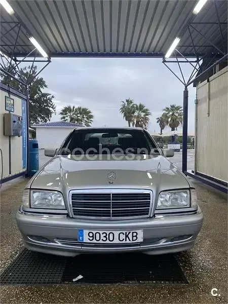 Usado Mercedes C200 102 CV (75 kW) 1999 Gris / plata Berlina