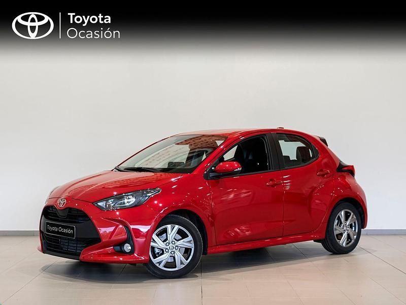 Rojo Usado 2024 Toyota Yaris Hybrid Active Berlina | 21.950 € (Precio justo) - Imagen 1/4