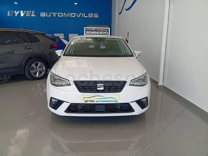Usado Seat Ibiza Style Plus 110 CV (80 kW) 2022 Blanco Utilitario