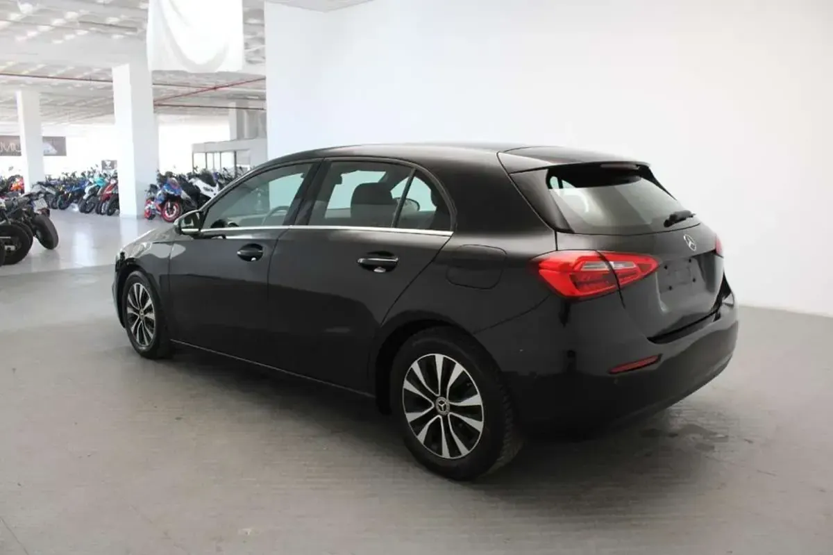 Usado Mercedes A180 109 CV (80 kW) 2020 Negro Utilitario