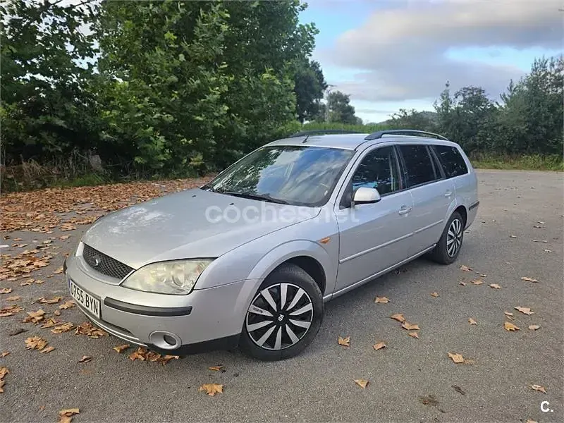 Usado Ford Mondeo Trend 125 CV (91 kW) 2002 Gris / plata Familiar