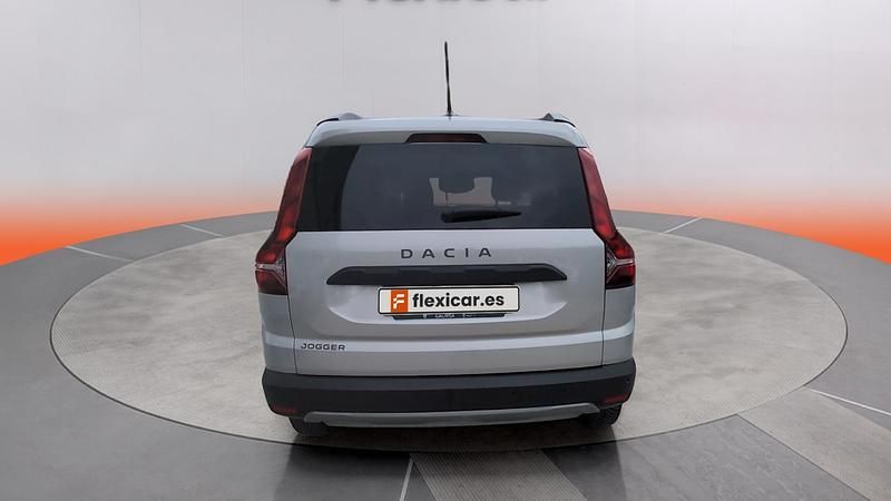 Usado Dacia Jogger Comfort 101 CV (74 kW) 2022 Gris Monovolumen