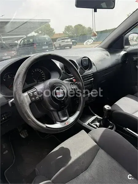 Usado Seat Ibiza 100 CV (73 kW) 2006 Azul Utilitario