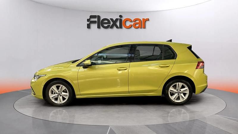 Usado VW Golf VIII Life 131 CV (96 kW) 2022 Amarillo Berlina