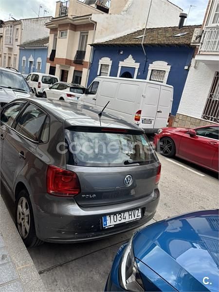 Usado VW Polo Advance 70 CV (51 kW) 2014 Gris / plata Berlina