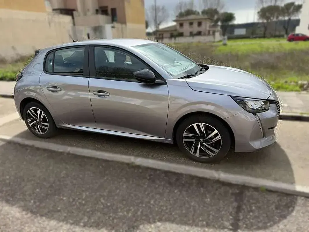 Usado Peugeot 208 Active 75 CV (55 kW) 2023 Gris Utilitario