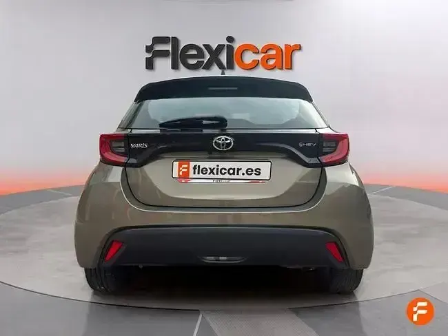 Usado Toyota Yaris Active 116 CV (85 kW) 2025 Marrón Utilitario