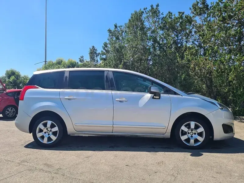 Usado Peugeot 5008 Style 120 CV (88 kW) 2015 Gris / plata Monovolumen
