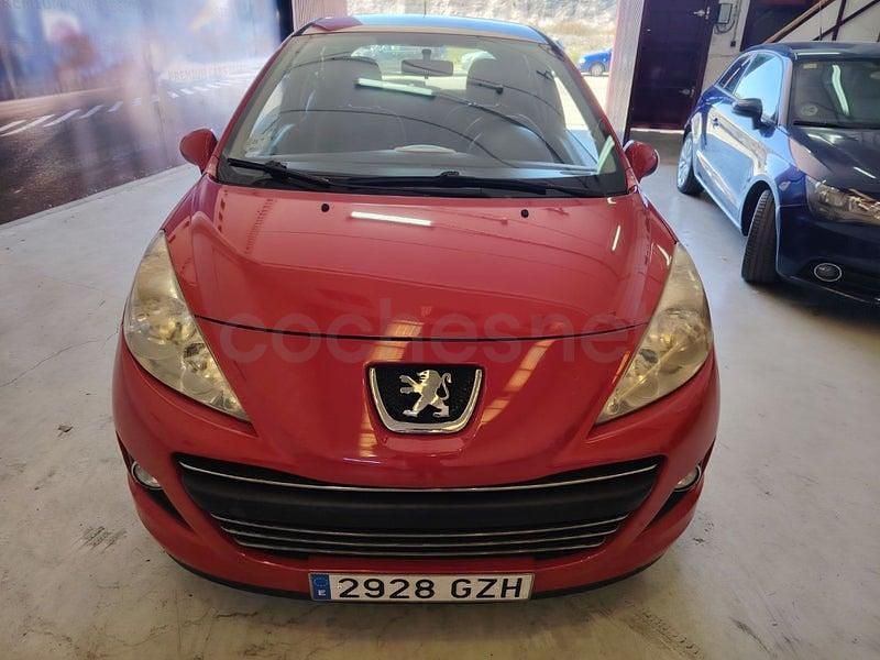 Usado Peugeot 207 70 CV (51 kW) 2010 Rojo Berlina