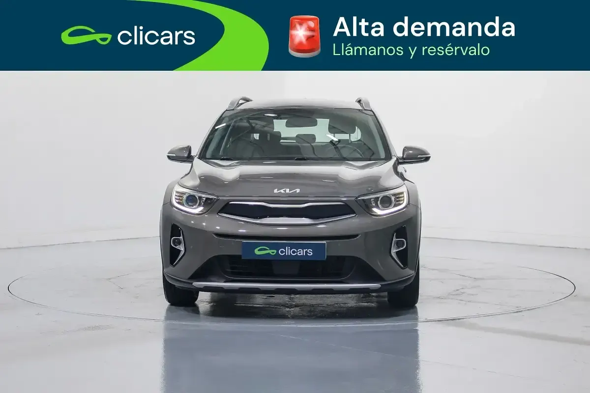 Usado Kia Stonic 120 CV (88 kW) 2023 Gris / plata SUV