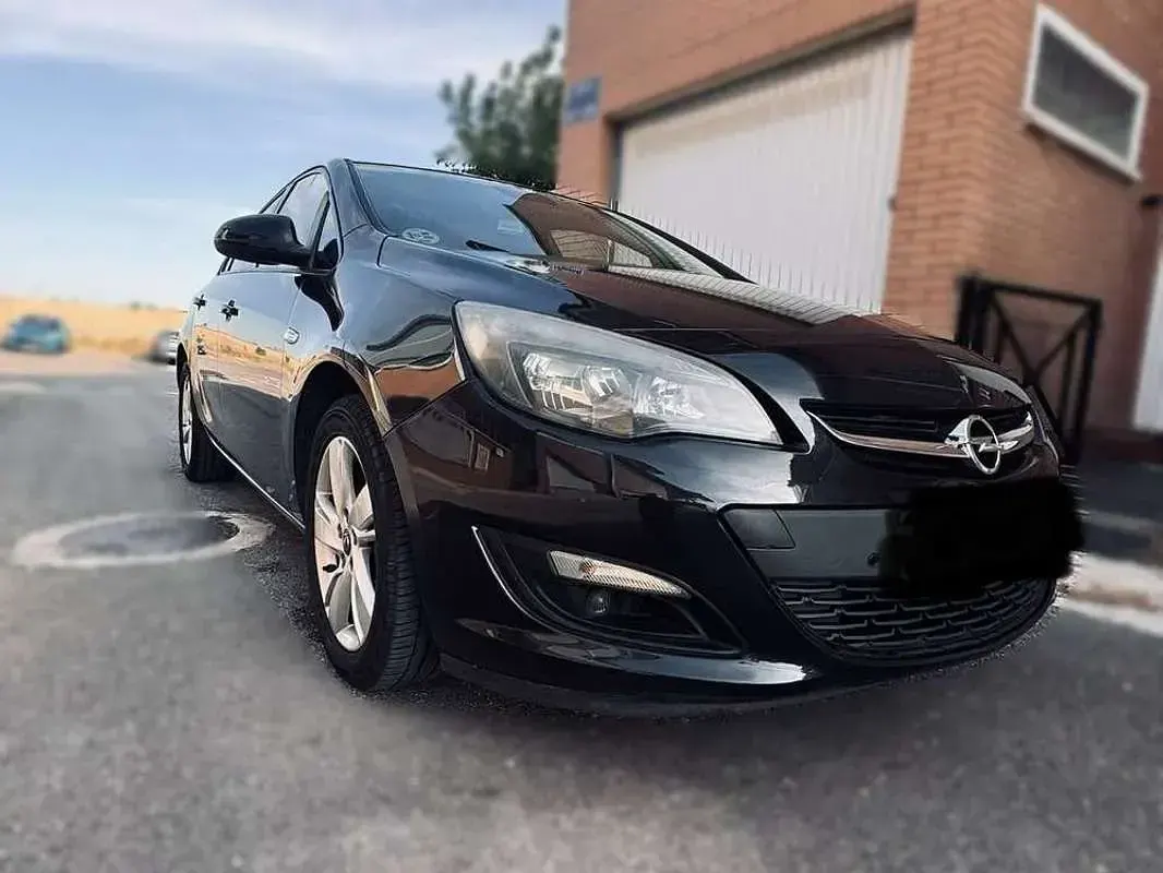 Usado Opel Astra Excellence 165 CV (121 kW) 2015 Negro Familiar