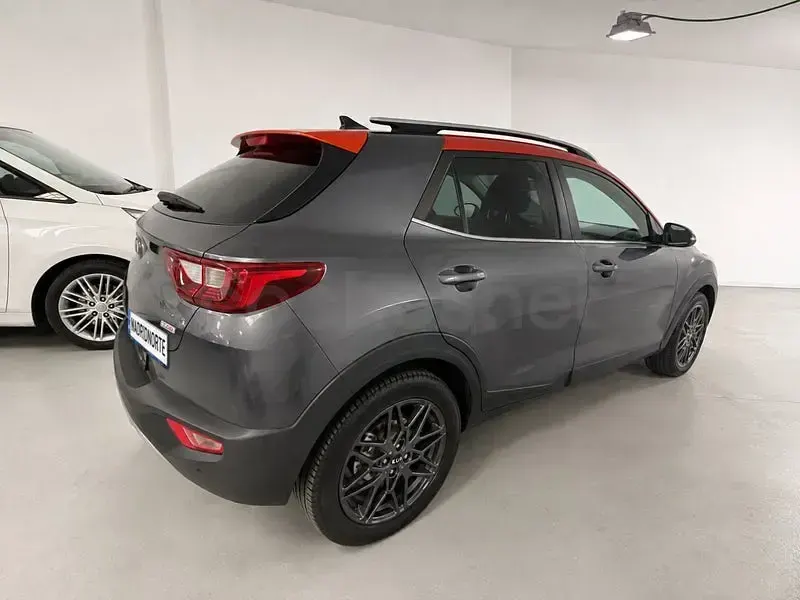 Usado Kia Stonic 100 CV (73 kW) 2019 Gris / plata SUV