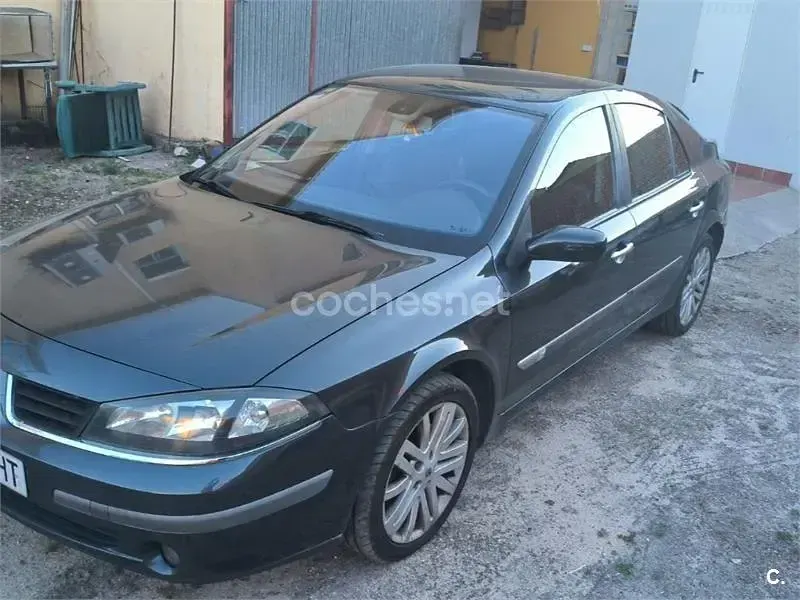 Usado Renault Laguna II Dynamique 120 CV (88 kW) 2005 Gris / plata Berlina