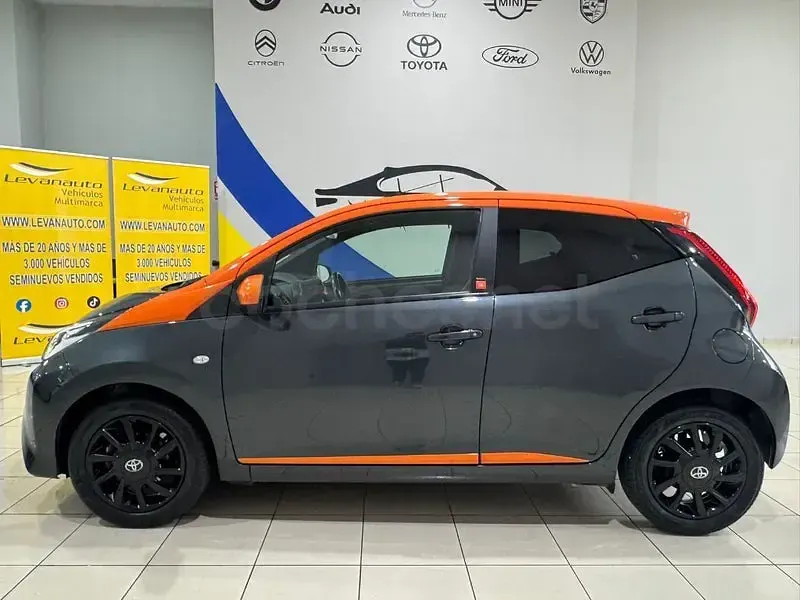 Usado Toyota Aygo X-cite 72 CV (52 kW) 2021 Gris / plata Utilitario