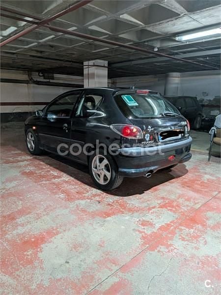 Usado Peugeot 206 90 CV (66 kW) 2002 Negro Berlina