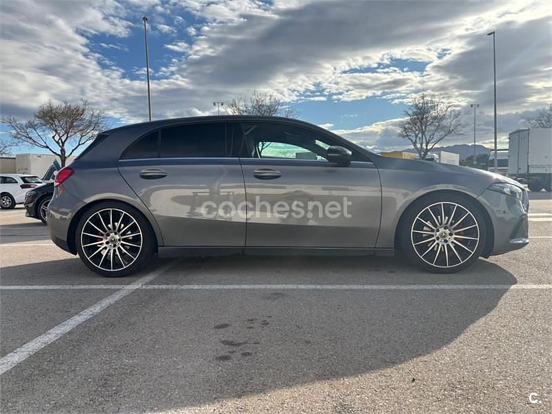 Usado Mercedes A180 109 CV (80 kW) 2018 Gris / plata Berlina