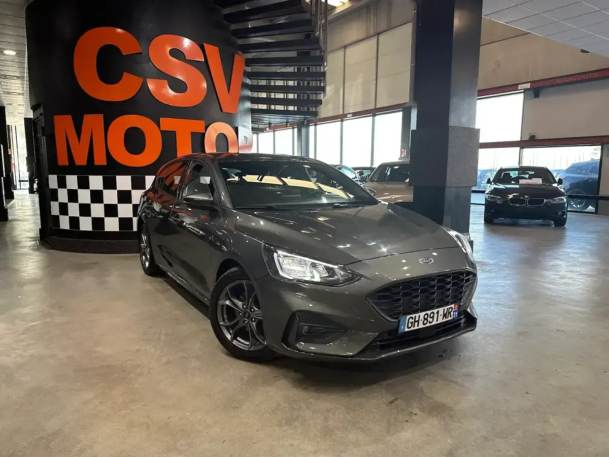 Usado Ford Focus ST-Line 120 CV (88 kW) 2022 Gris Utilitario