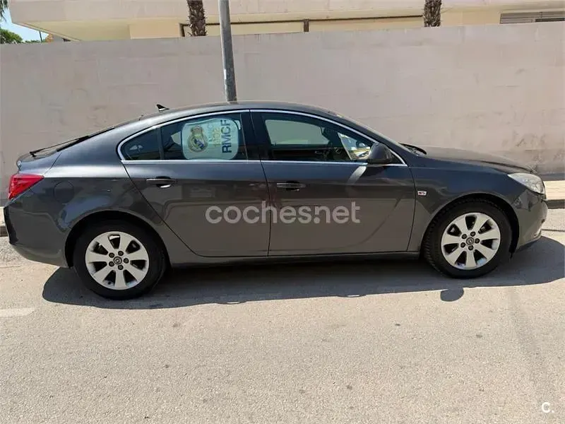 Usado Opel Insignia Essentia 130 CV (95 kW) 2009 Gris / plata Berlina