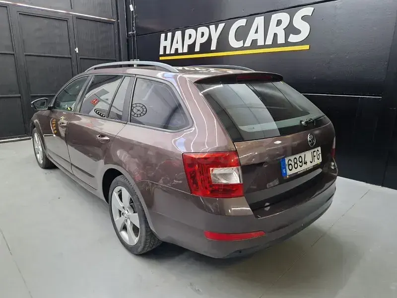 Usado Skoda Octavia Ambition 105 CV (77 kW) 2014 Marrón Familiar
