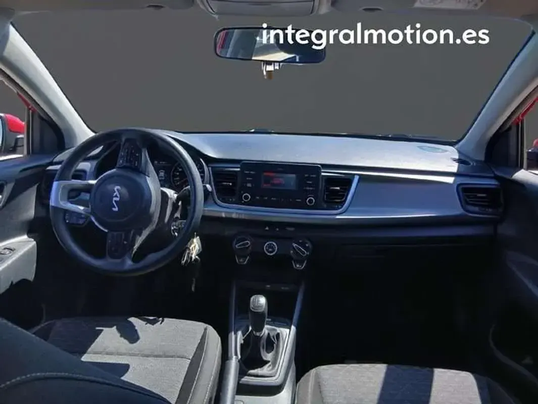 Usado Kia Rio 101 CV (74 kW) 2022 Rojo Berlina