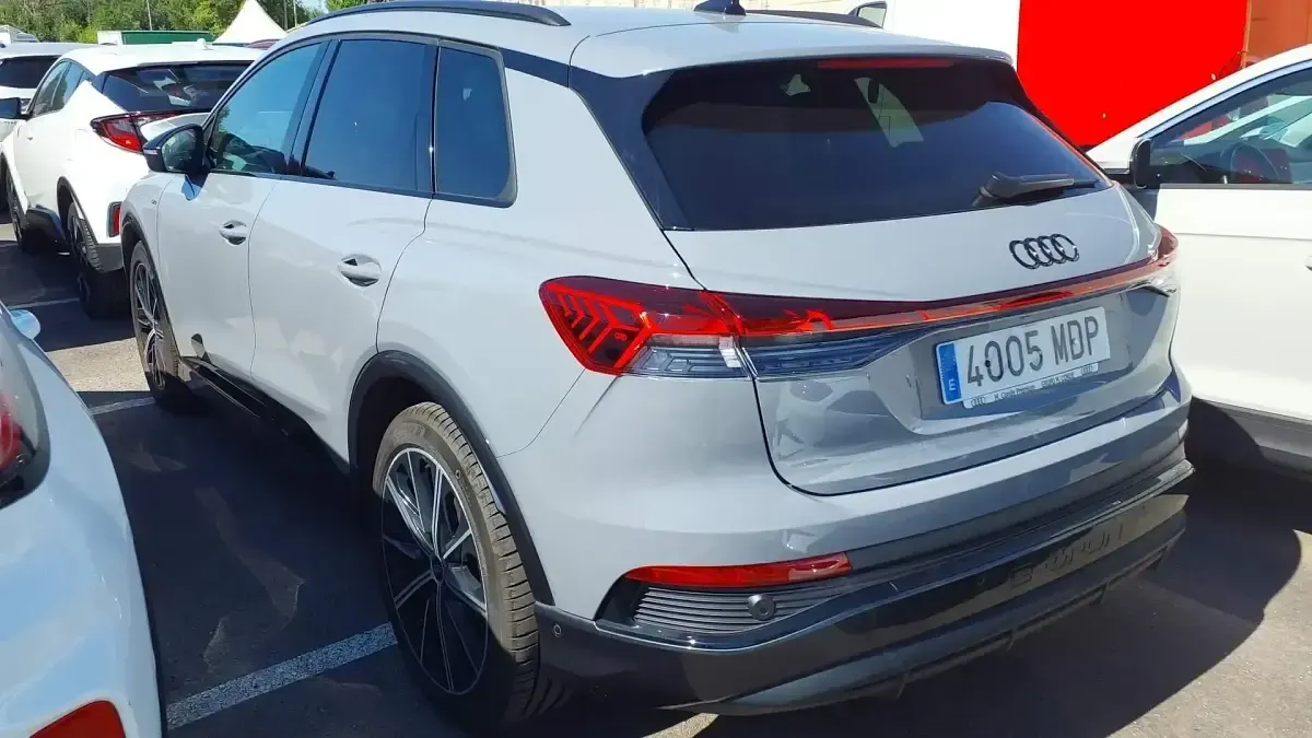 Usado Audi Q4 e-tron 150 kW (204 CV) 2023 Gris SUV