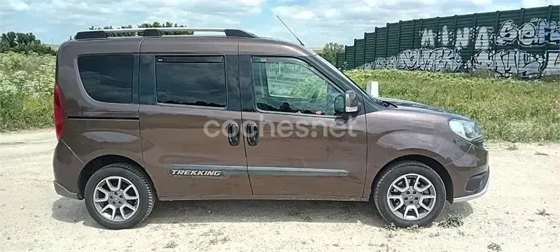Usado Fiat Doblò Trekking 120 CV (88 kW) 2015 Marrón Monovolumen