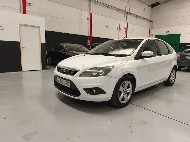 Usado Ford Focus Trend 90 CV (66 kW) 2010 Blanco Berlina